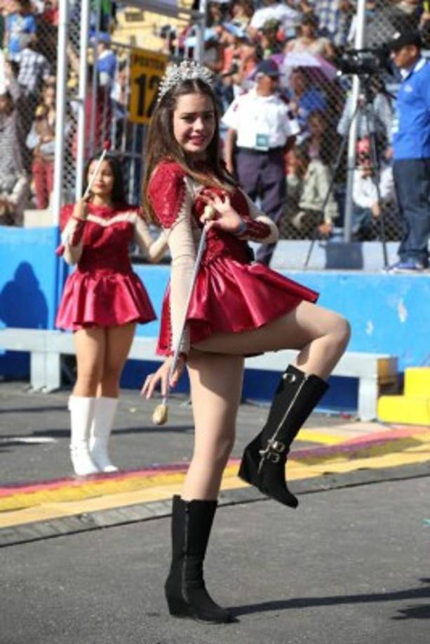 La belleza de las hermosas palillonas es tema de debate entre los ciudadanos que siguen de cerca los festejos patrios.<br/>En foto Suany Izaguirre, Instituto Santa Mónica en Tegucigalpa.