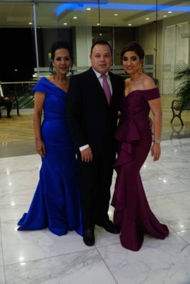 Lorette Kawas con Arturo y Stephanie Zúniga.