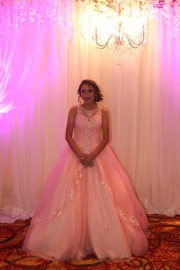 Wendy Juliette Recarte lució hermosa durante su fiesta.