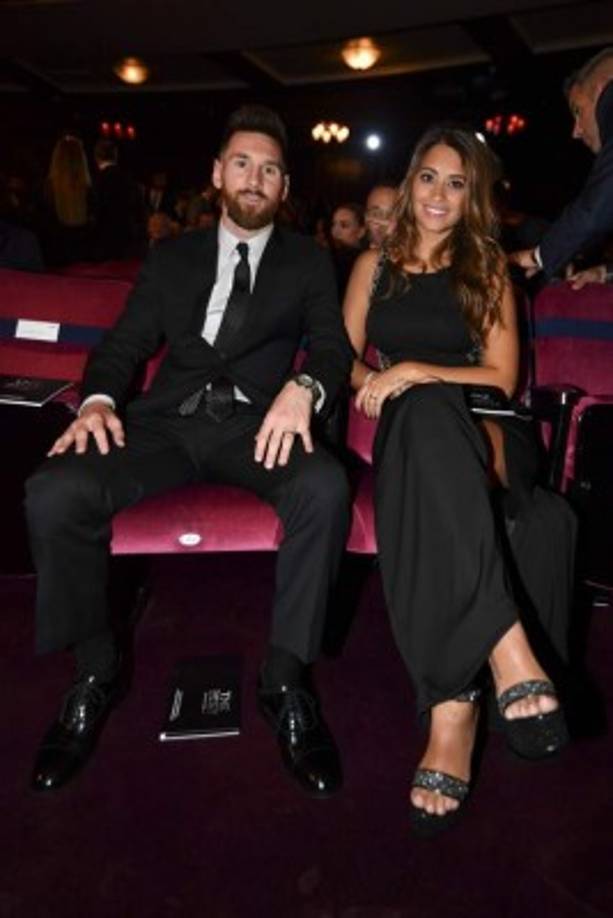 Nominee for the Best FIFA football player, Barcelona and Argentina forward Lionel Messi and his wife Antonella Roccuzzo take their seats for The Best FIFA Football Awards ceremony, on October 23, 2017 in London. / AFP PHOTO / Ben STANSALL
