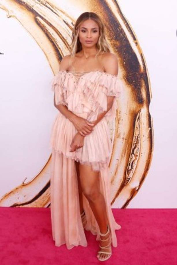Ciara con un vestido en tono rosa pastel, de Roberto Cavalli.