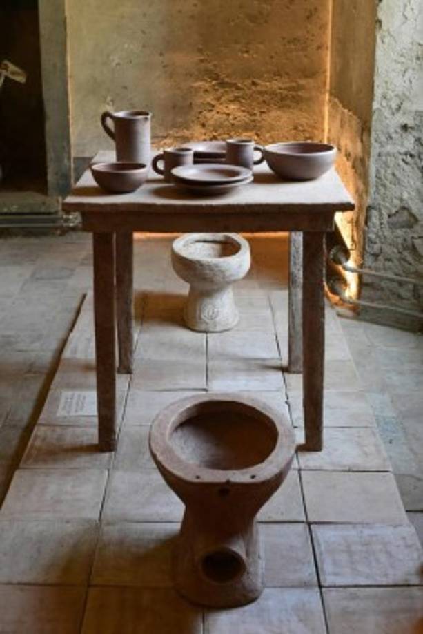 El excremento sirve para fabricar casi cualquier cosa, desde muebles hasta materiales de construcción, gracias a una ténica similar a la que se utiliza con el barro y que produce un material singular: la 'merdacotta'.