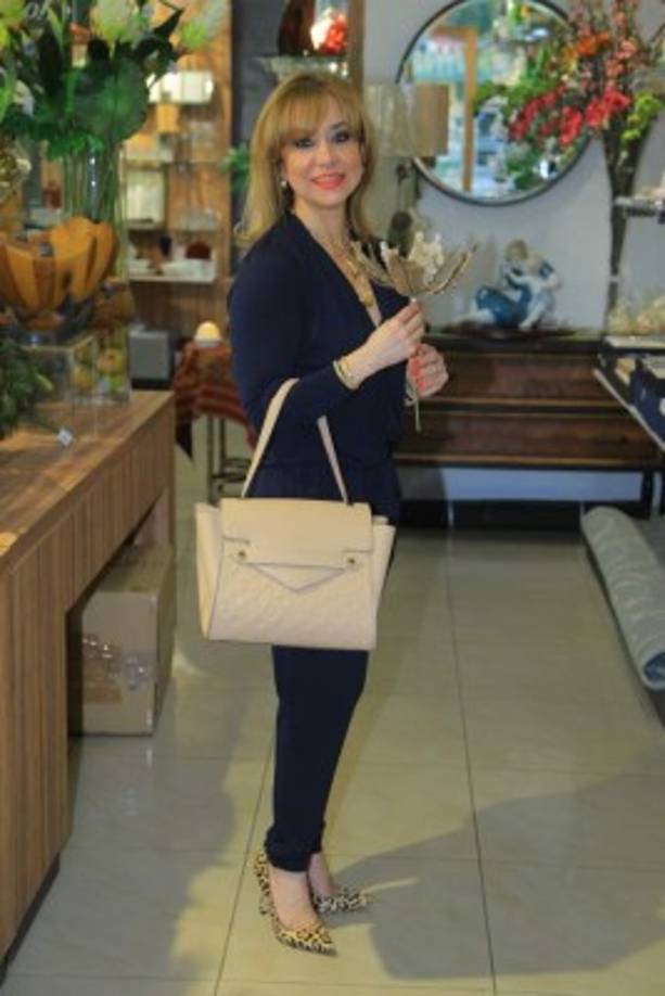 Laura María Blanco lució un look sobrio, la bolsa Trocadero Louis Vuitton y zapatos de estampado leopardo de Christian Louboutin.