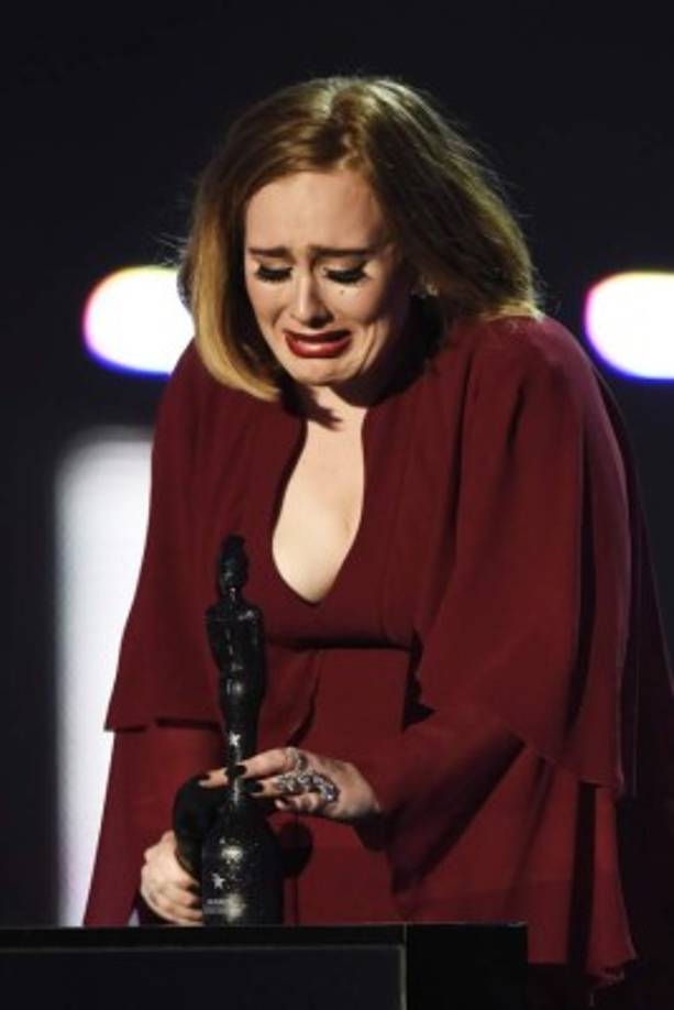 Adele, de 27 años, se impuso a su principal rival, la aclamada banda Coldplay, que vio cómo se le escapaba de las manos el preciado trofeo a mejor álbum por 'A Heart Full Of Dreams'.