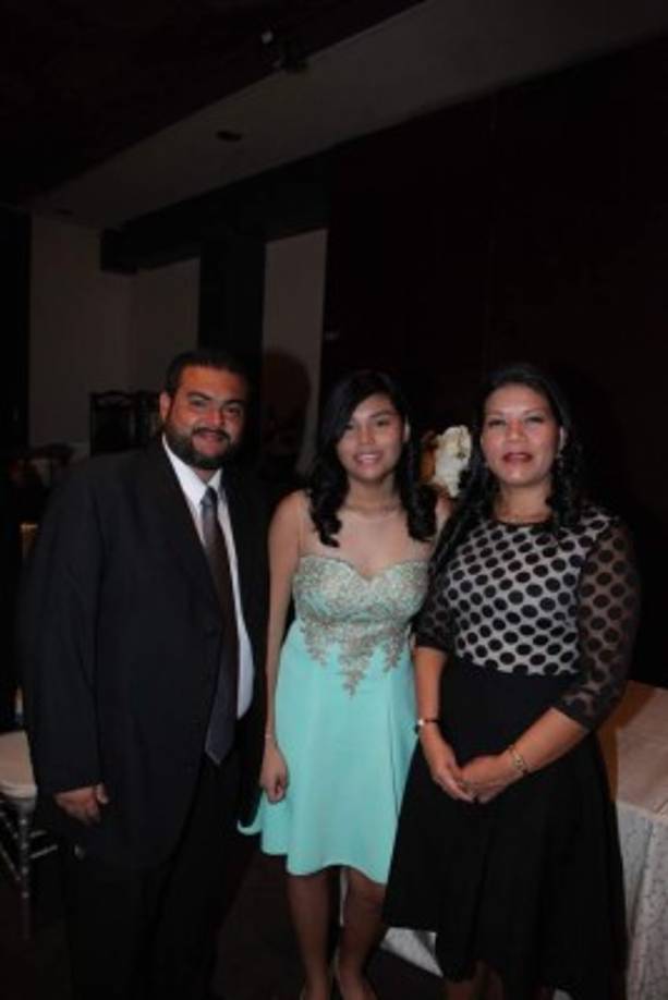 Mario, Lucía y Mina Larios.