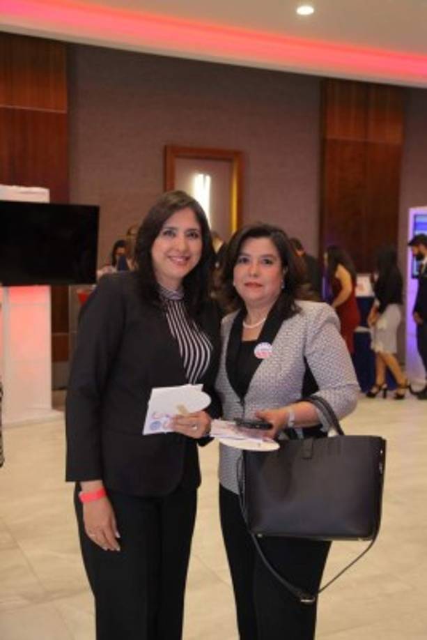 Thesla Callejas y Martha Benavides.