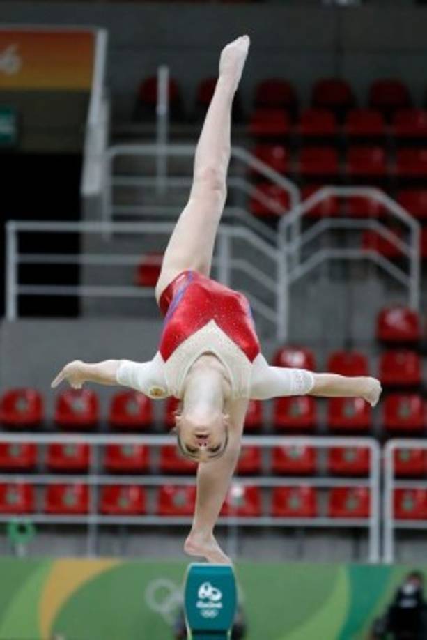 GIMNASIA. Ensayando la rutina. Una gimnasta rusa practica en la barra de equilibrio antes del arranque oficial de los Juegos Olímpicos de Río que se inauguran hoy. Foto: Thomas Coex