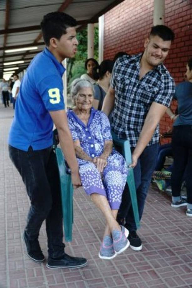 Esta señora dice que tiene 108 años, aunque en su cédula aparece con 99 años de edad. Ella decidió ir a votar aunque tuvo que ser caragada por estos jóvenes.