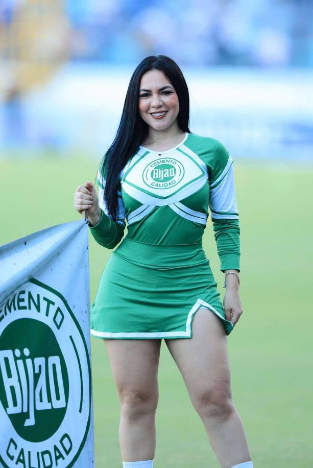 Las bellas edecanes enamoraron con su presencia en el estadio Morazán.