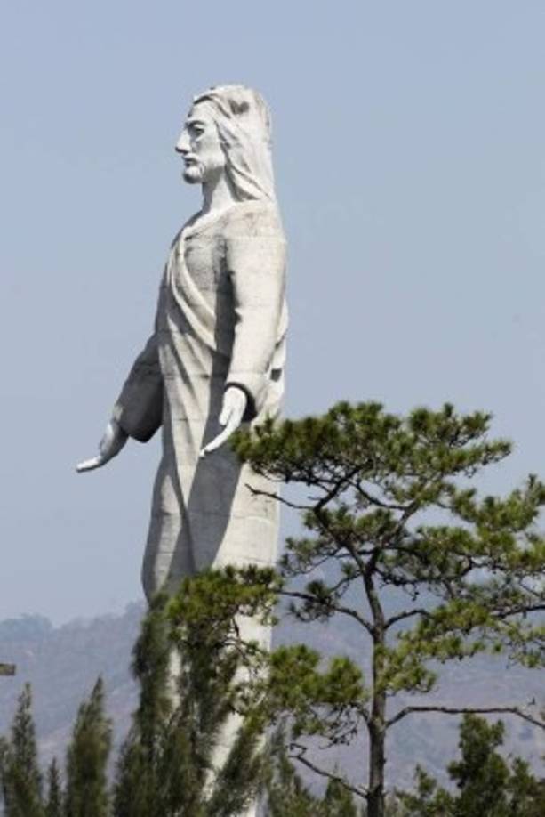 El Cristo del Picacho mide 20 metros de altura que sumados a un pedestal de 12 metros completan 32; y aunque su creación es reciente (1997), se ha convertido en un ícono de la capital Hondureña.