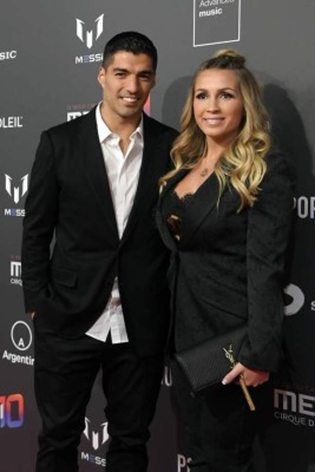 Luis Suárez y su esposa Sofia Balbi estuvieron presentes.