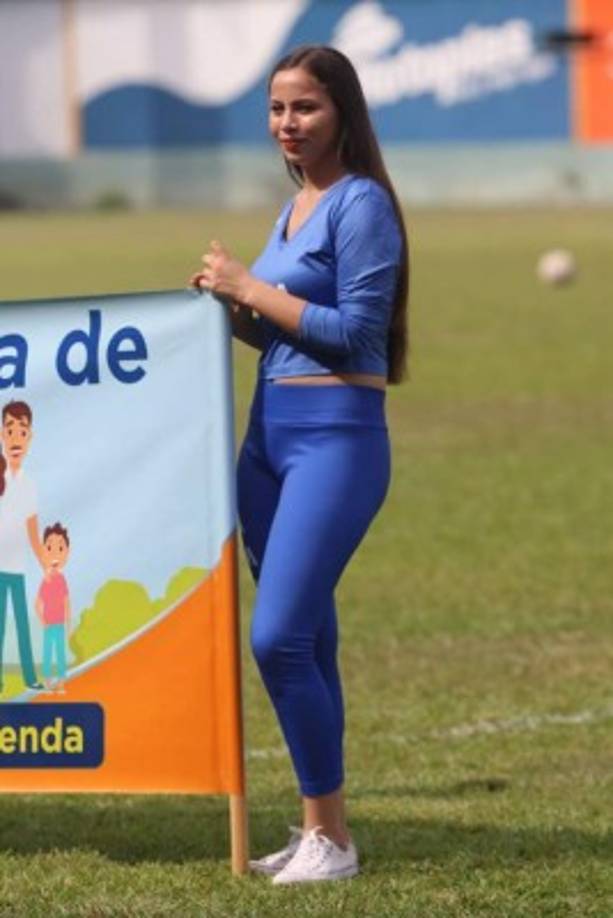 Esta bella chica adornó la cancha del estadio del Juticalpa FC.