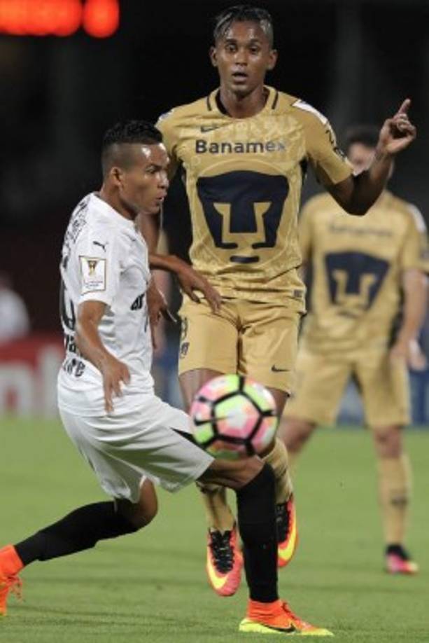 El hondureño Juan Ángel Delgado y el ecuatoriano Fidel Martínez, luchando por el balón.