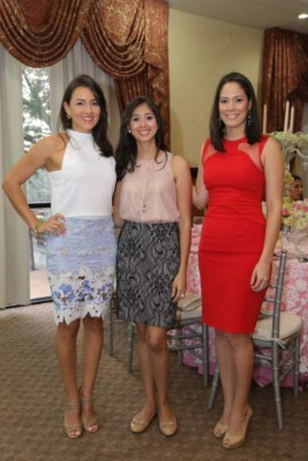 Xochilt Yuja, Stephanie Leiva y Janina Handal.