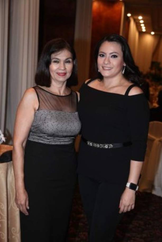 Rita y Carolina Handal.