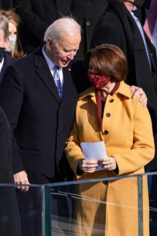 La senadora de Estados Unidos Amy Klobuchar también se decidió por un diseño en un color alegre, el amarillo, haciendo alusión a la fiesta de los democratas por alcanzar la presidencia. <br/>