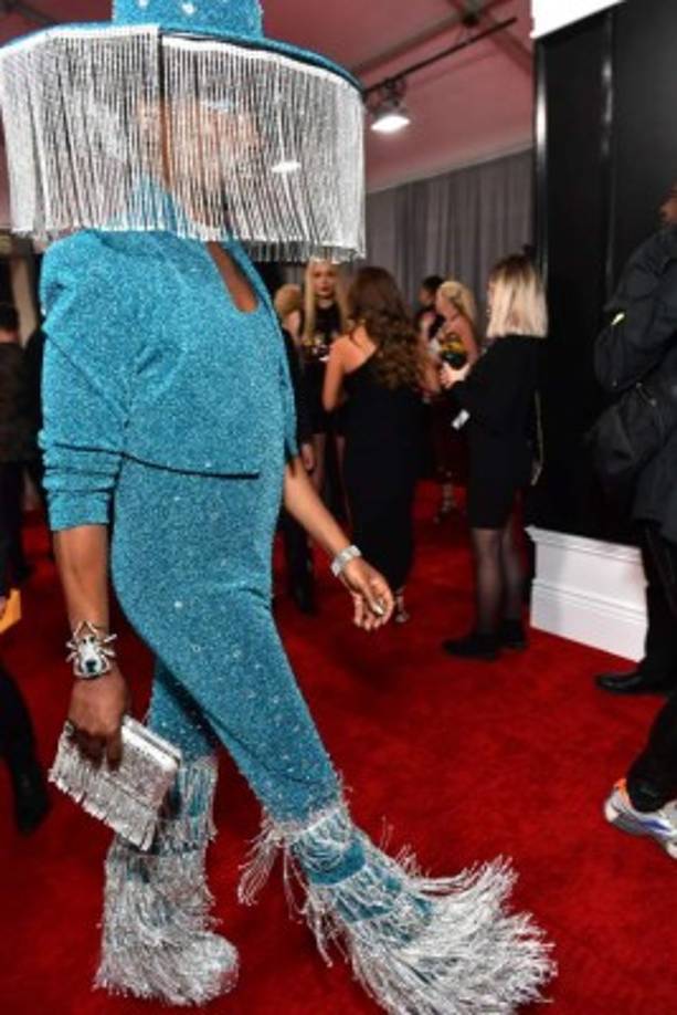 Uno de los accesorias más atrevidos es el sombrero gitano adaptado a modo lámpara, con detalles de lluvias brillantes que se corren para dejar la cara de Porter descubierto.