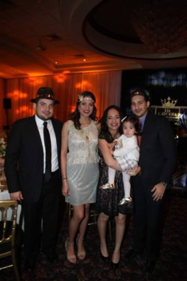 Guillermo Bográn, Mildred Reyes con Laura, Natalia y Daniel Calderón.