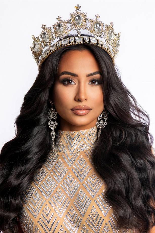 Miss Universo Bonaire: Ruby Pouchet. La nación insular caribeña estará representada por la belleza de 27 años. Pouchet, graduada en publicidad, ha ganado varios títulos, incluido Miss Bonaire en 2022 y Miss Grand Bonaire en 2023, lo que la llevó al certamen Miss Grand International. Ahora representará al pequeño país insular en el certamen de Miss Universo.