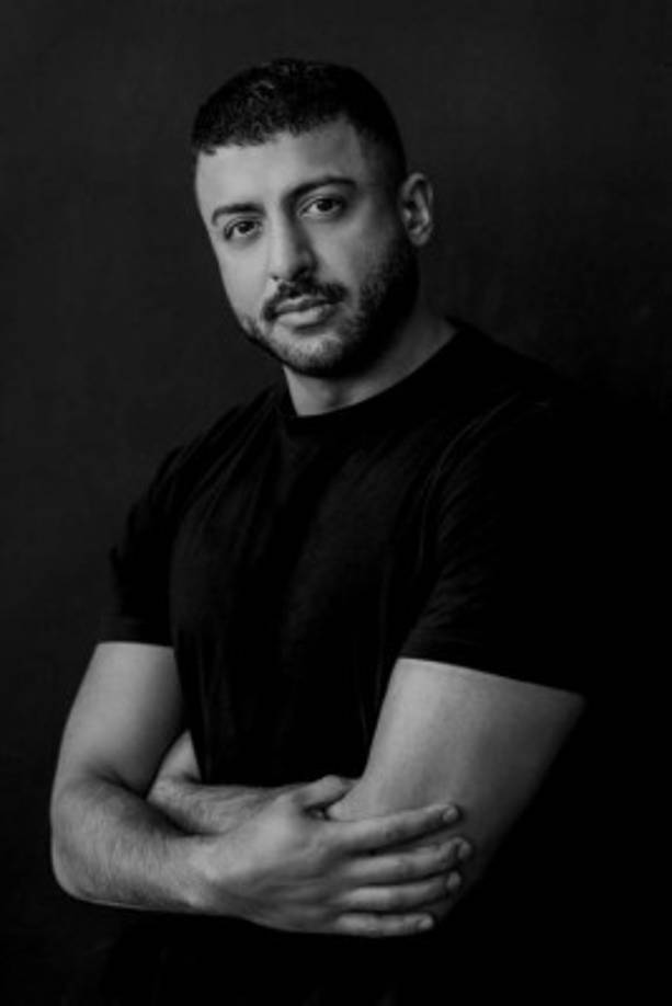 El diseñador fundó su marca de moda en 2016 -Qasimi- y había presentado con un gran éxito de crítica sus colecciones en desfiles de las Semanas de la Moda de Londres y París.