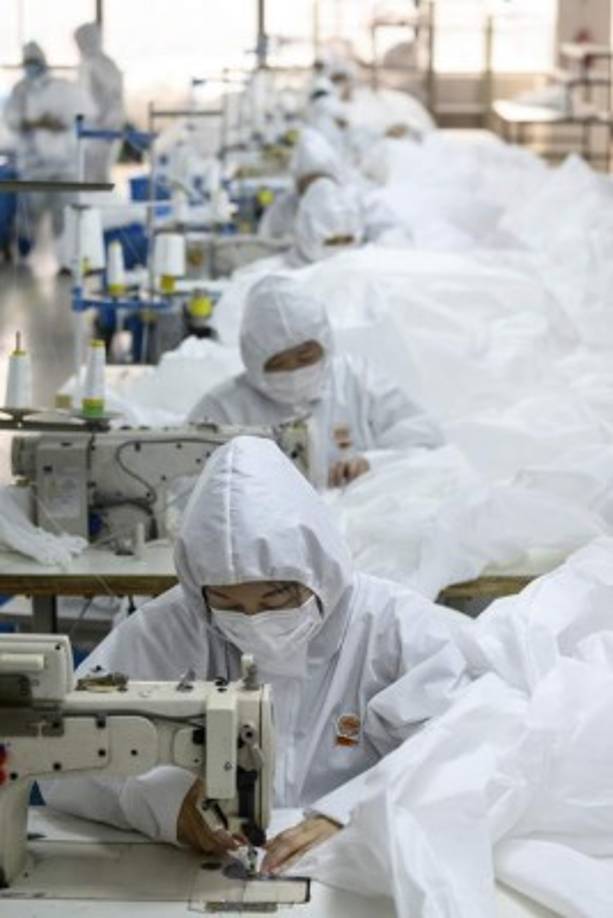 En esta empresa fabrican cada día miles de trajes de protección blancos de uso único en polipropileno.<br/>En China, el nuevo coronavirus ya contagió a más de 79.000 personas, de las que murieron más de 2.800.