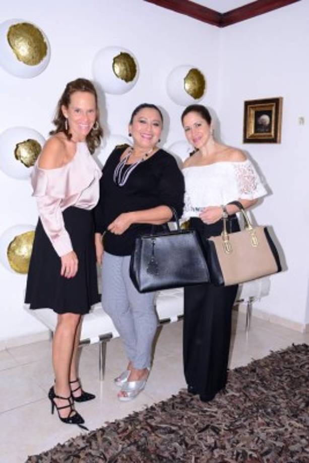 Carmen Fernández, Mirna Carrión y Lourdes Hawit.