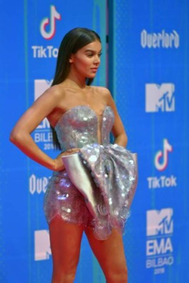La cantante y anfitriona Hailee Steinfeld lució bella a su paso por la alfombra roja.