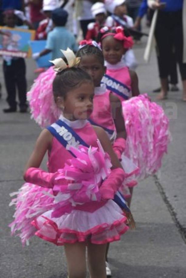 Con llamativos trajes inspirados en el reciclaje, vestidos que recuerdan la riqueza cultural y étnica de Honduras, más los pequeños pelotones, pomperas, entre otros cuadros representativos, los párvulos con su inocencia se robaron los aplausos y admiración de los presentes.<br/>