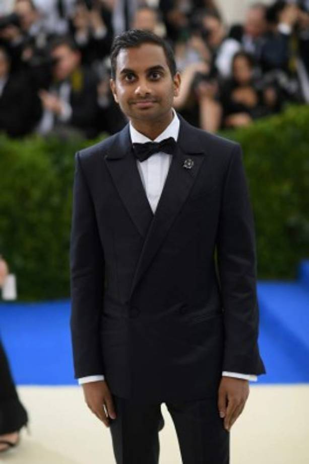 El actor Aziz Ansari en un clásico 'tux' negro.<br/><br/>
