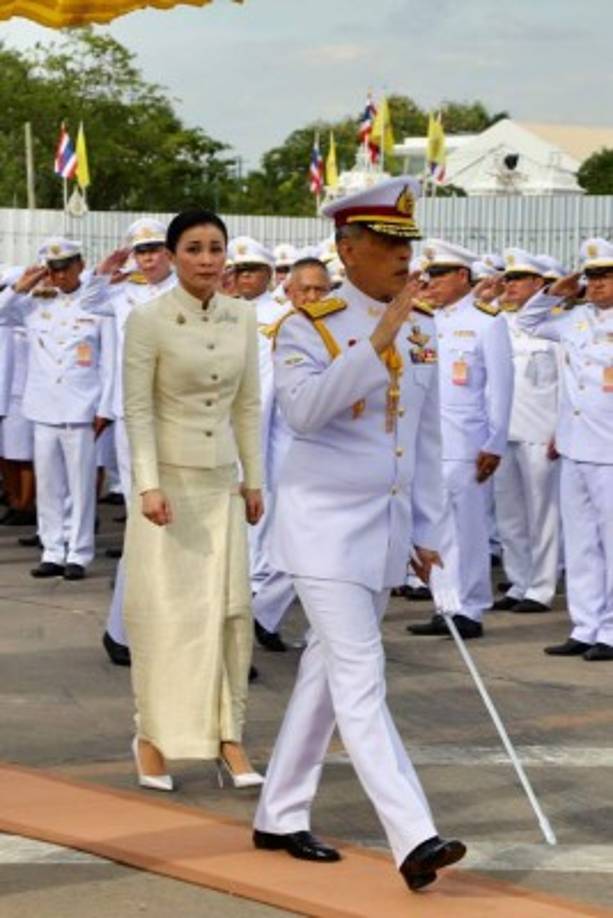 La reina Suthida protagonizó este jueves su primera aparición oficial junto al rey Maha.