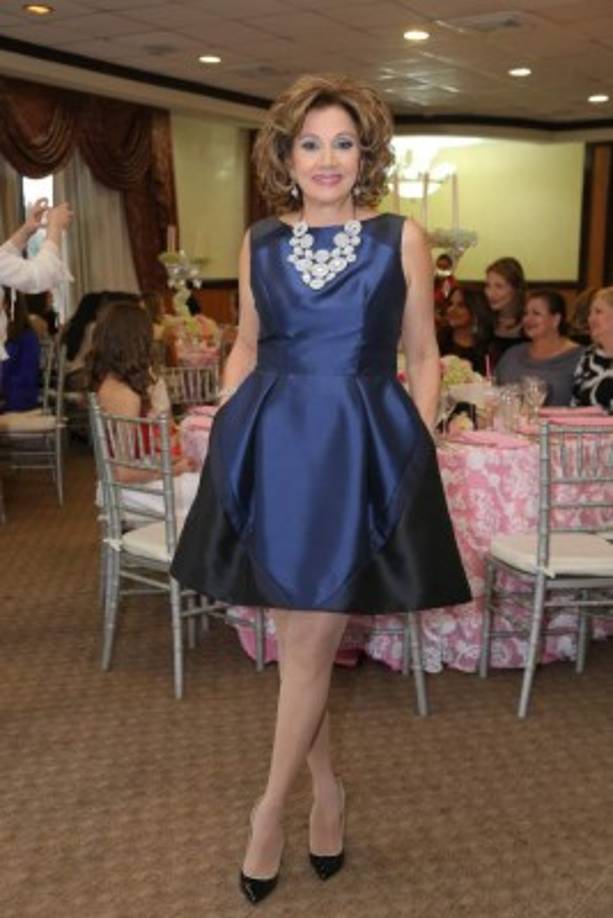 Nancy Handal vistió de Carmen Marc Valvo con collar y zapatos Christian Louboutin.