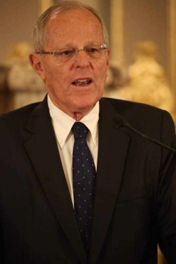 Encabeza la lista de los que menos ganan, el presidente peruano Pedro Pablo Kuczynski, quien fue criticado por divulgar su bajo sueldo de $4.765 (L112,454). Foto:EFE