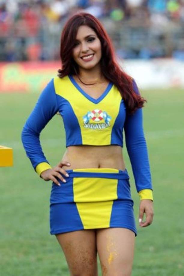 Otra bella chica de Salva Vida en el estadio Humberto Micheletti.