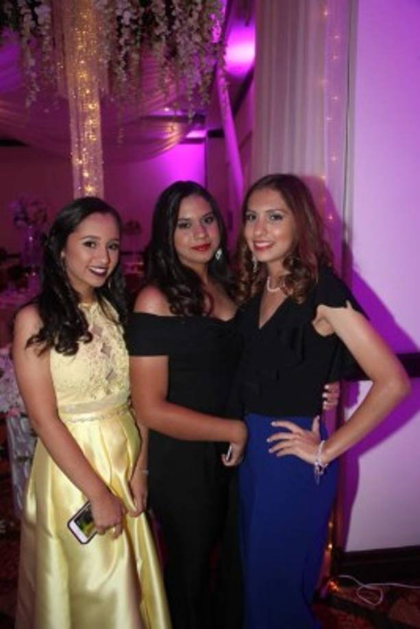 Génesis Recarte con Martha y Nicole Faasch.