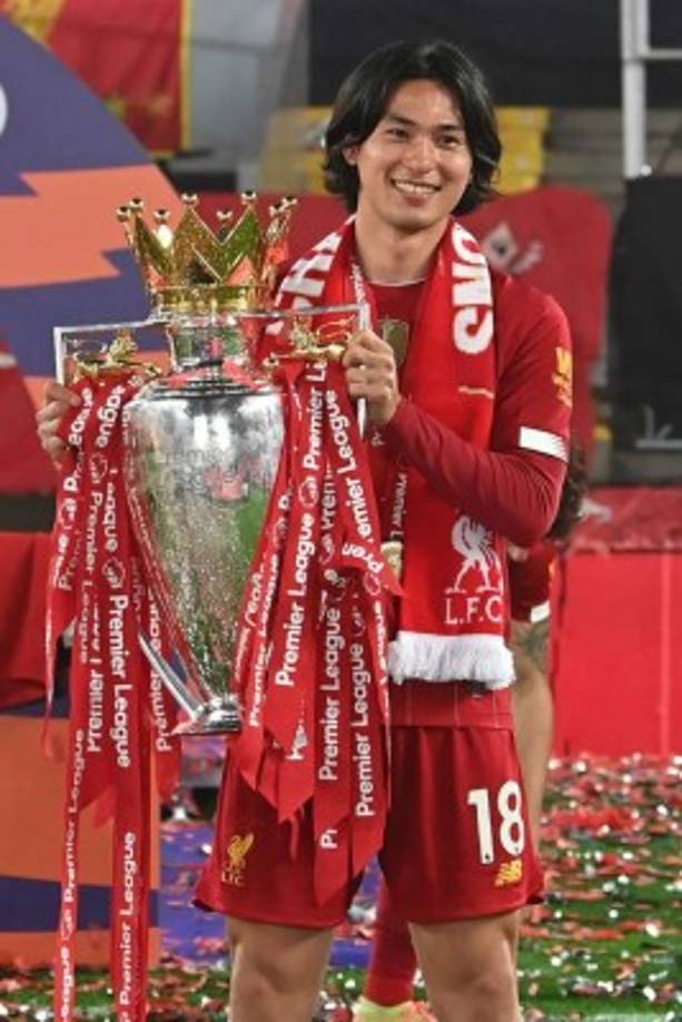 El japonés Takumi Minamino también posó con el trofeo.