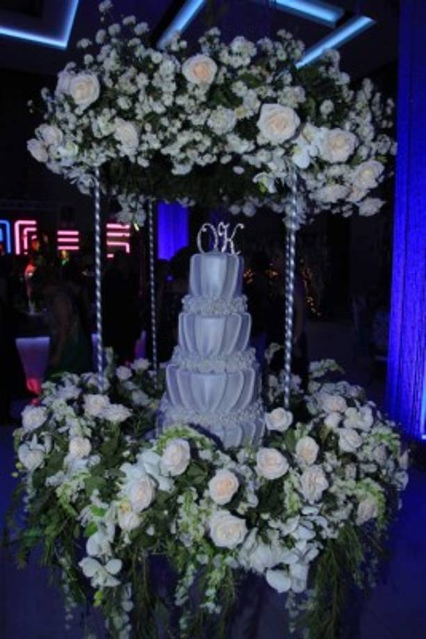 El pastel fue de cuatro enormes niveles con decoración drapeada de fondant.