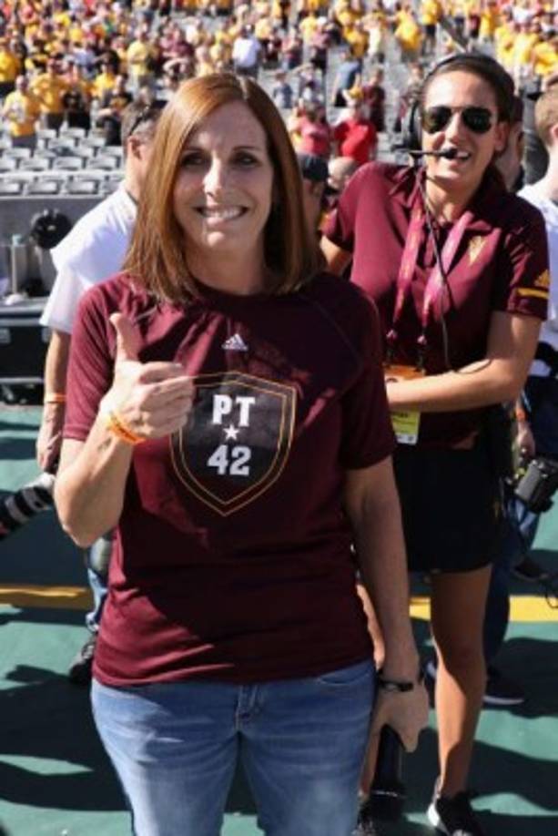 En Arizona, la representante republicana Martha McSally, una expiloto de combate de la fuerza aérea- luchan para reemplazar al senador Jeff Flake, un crítico de Trump que no se postula para la reelección.