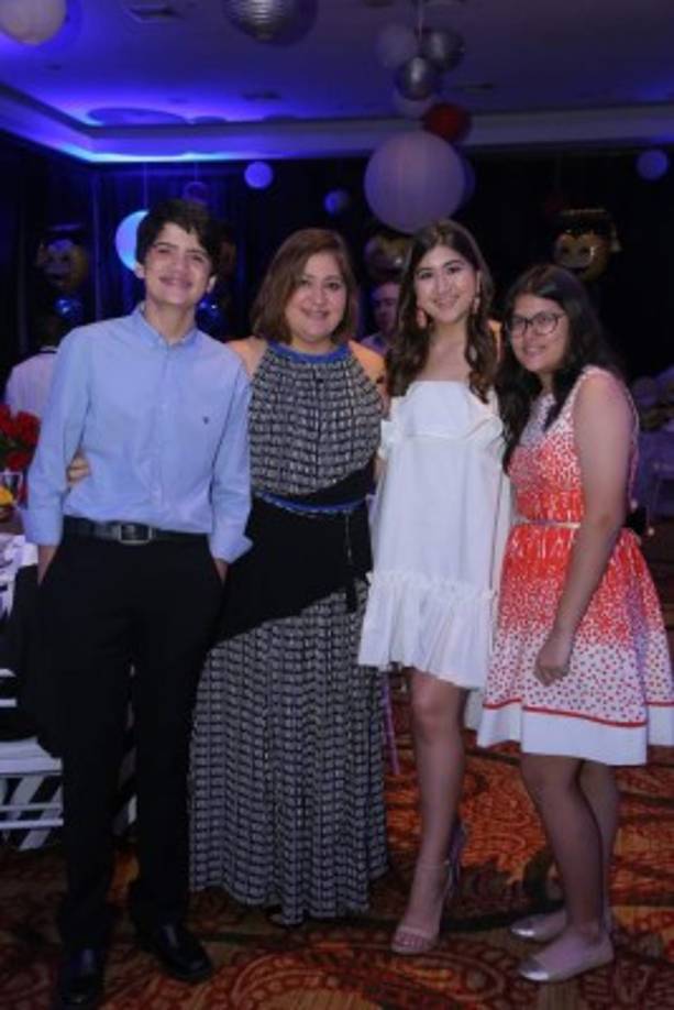 Sergio e Isabel Díaz, Luciana Sabillón y Antonella Díaz.