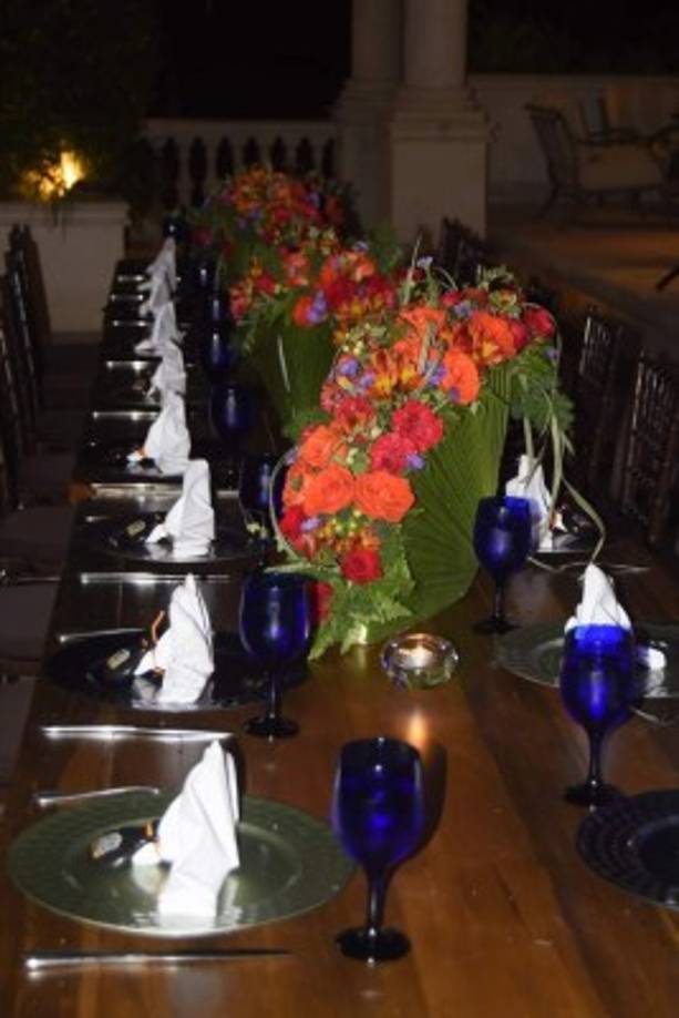 Hermosos abanicos florales engalanaron la estancia.