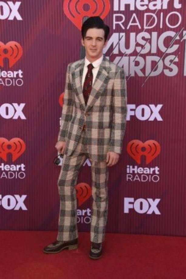 Drake Bell usó un traje a cuadros y una corbata roja.