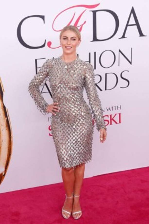 Julianne Hough lució un vestido metalizado de Michael Kors.