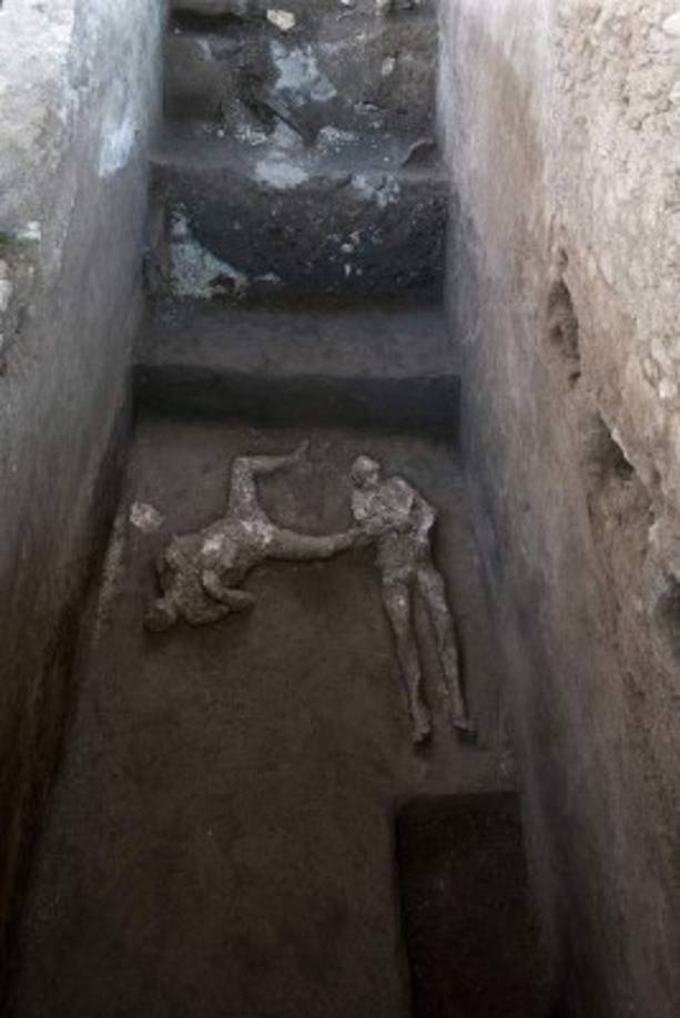 Los dos cuerpos, sorprendidos por la erupción del Vesubio en el año 79, han sido encontrados en un espacio lateral del criptopórtico, en la parte noble de la villa suburbana de Civita Giuliana, una majestuosa finca de la época del emperador Augusto, que presumía de tener salones y balcones con vistas al mar.
