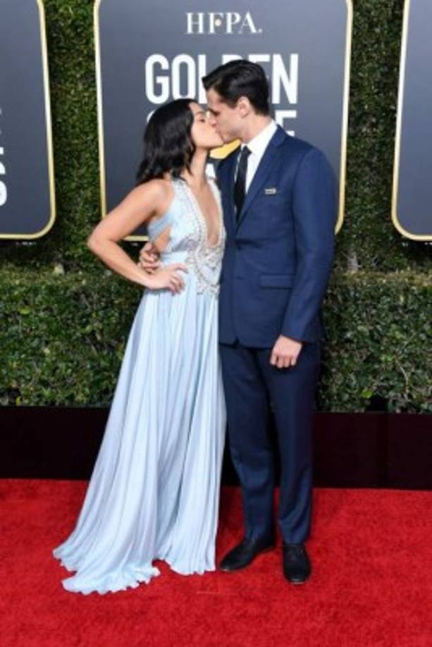 Gina Rodríguez demostró su amor con un tremendo beso a su pareja Joe Locicero.