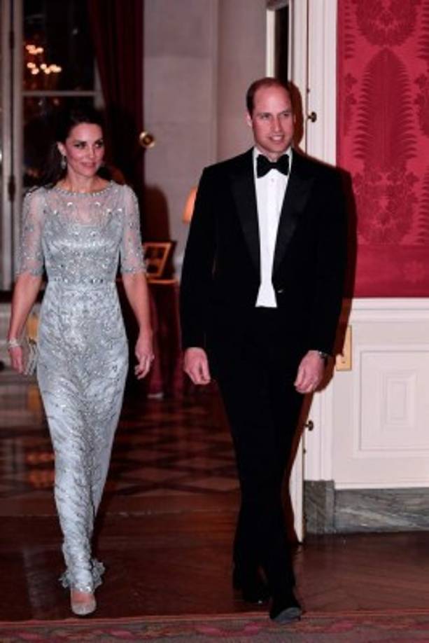 Tras abandonar la residencia presidencial, los duques de Cambridge presidieron una cena de etiqueta en la embajada británica con la asistencia de los actores Audrey Tautou y Jean Reno, así como el exfutbolista del Arsenal Robert Pirès, entre otros.