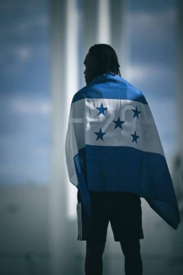 La bandera de Honduras no podía faltar en la presentación de Alberth Elis como jugador del Bordeaux.