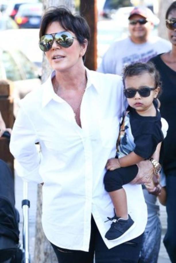 A sus 63 años, Kris se mantiene en forma y se le ve constantemente junto a sus nietos. En la imagen con North West, hija mayor de Kim Kardashian.
