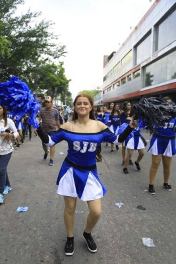 La pomponera Débora Martínez, alumna del Instituto San Juan Bosco.