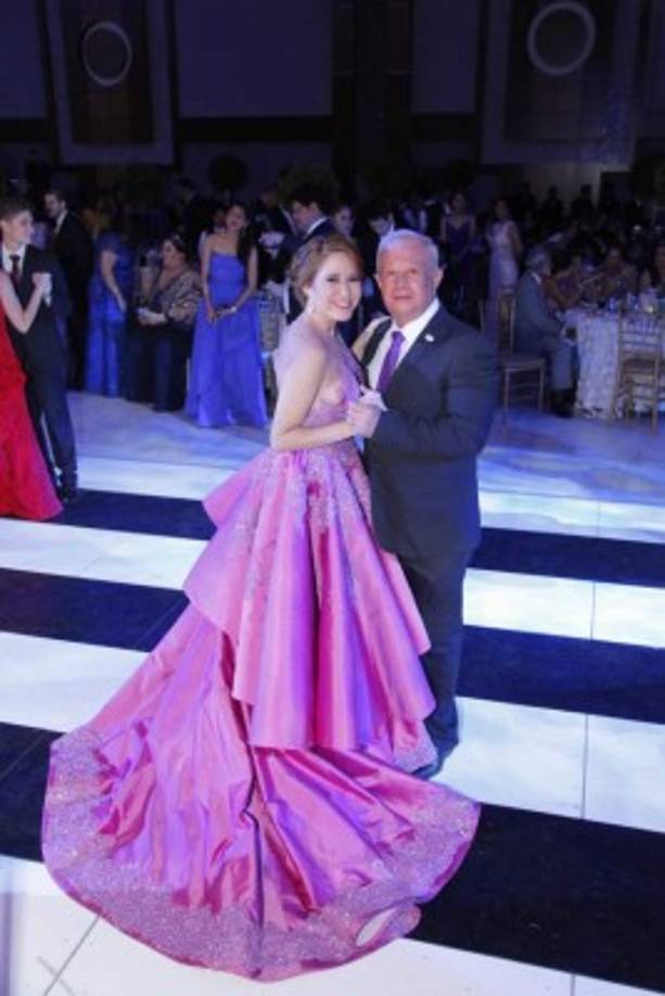 Ruth Michelle y su padre Roger Valladares.