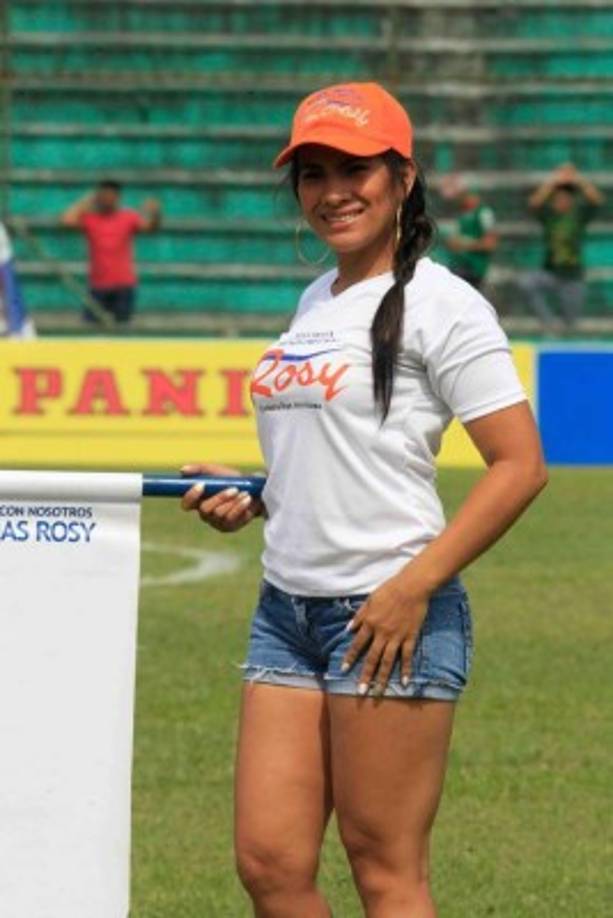 El estadio Yankel Rosenthan se ha convertido en casa de hermosas chicas.