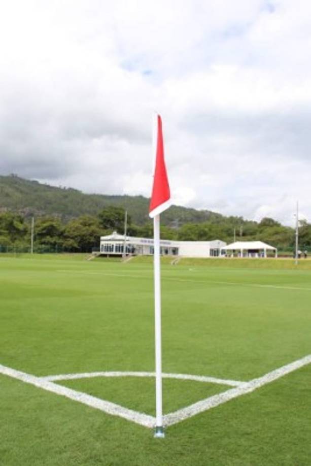 El césped de estas canchas fueron construidas por una empresa de Costa Rica que le instaló un sistema de drenaje de última tecnología.
